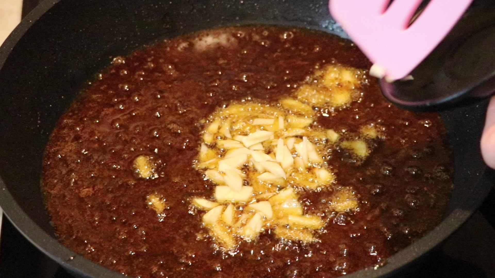 Step 3. Take the drumsticks out. Juicy chicken drumsticks in the pan