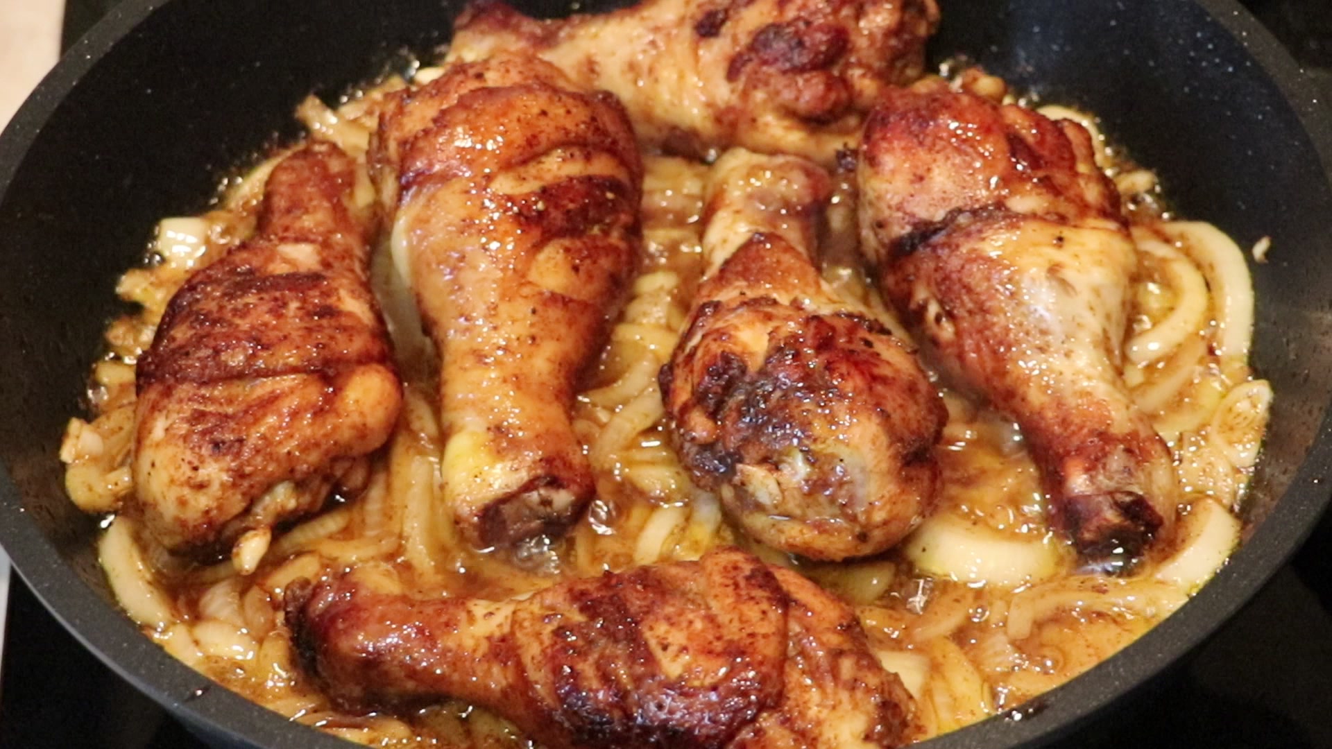 Step 5. Return the drumsticks, cover and stew on a low heat for 10 minutes. Juicy chicken drumsticks in the pan