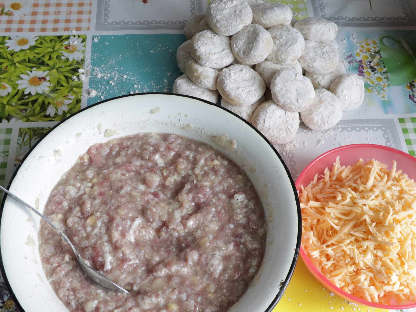 Step 2. What is the main thing in chebureks. Juicy, crisp chebureki