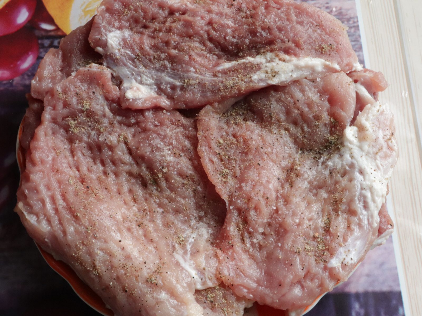 Step 3. The meat should be cut into slices about 7-10 mm thick. Juicy pork steaks