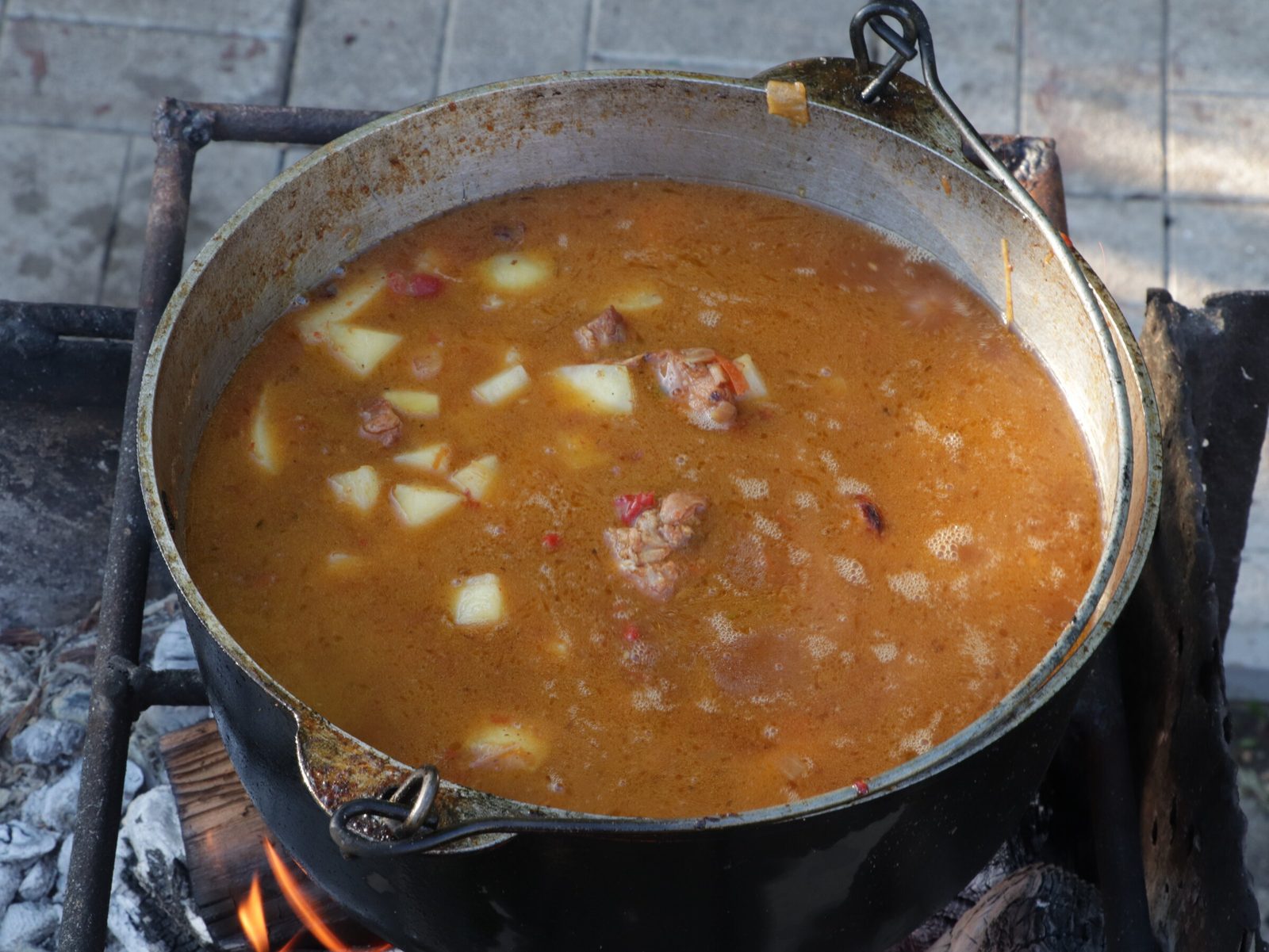 Step 7. While the potatoes are cooking, boil the noodles. Lagman in a kazan over the fire