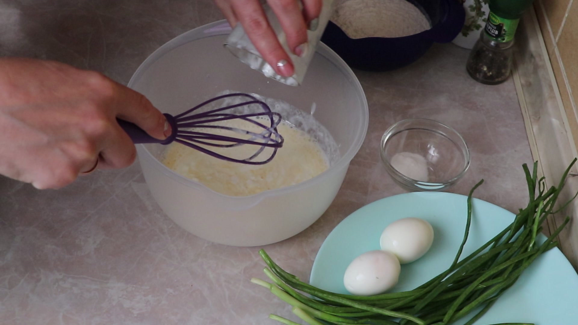 Step 2. Beat the egg with the sugar until the sugar starts to dissolve. Lazy onion-and-egg fritters