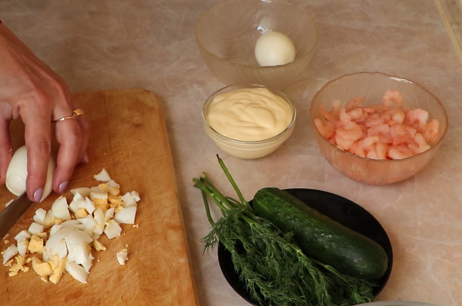 Step 2. Cut the eggs into cubes. Light summer prawn salad