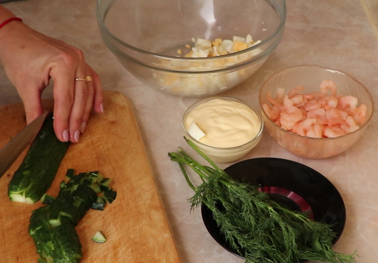 Step 3. We also cut fresh cucumbers into cubes. Light summer prawn salad