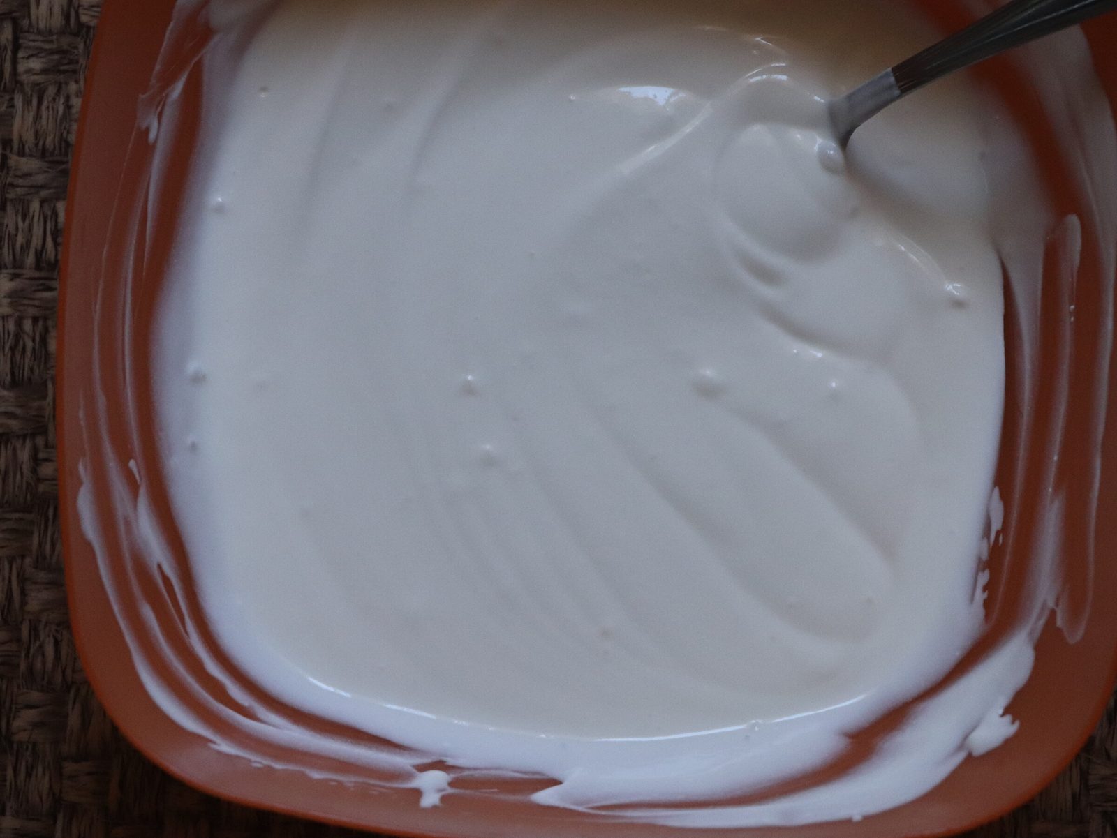 Step 4. We take a bowl or a saucepan and set the beast in a dumpster. Mascarpone