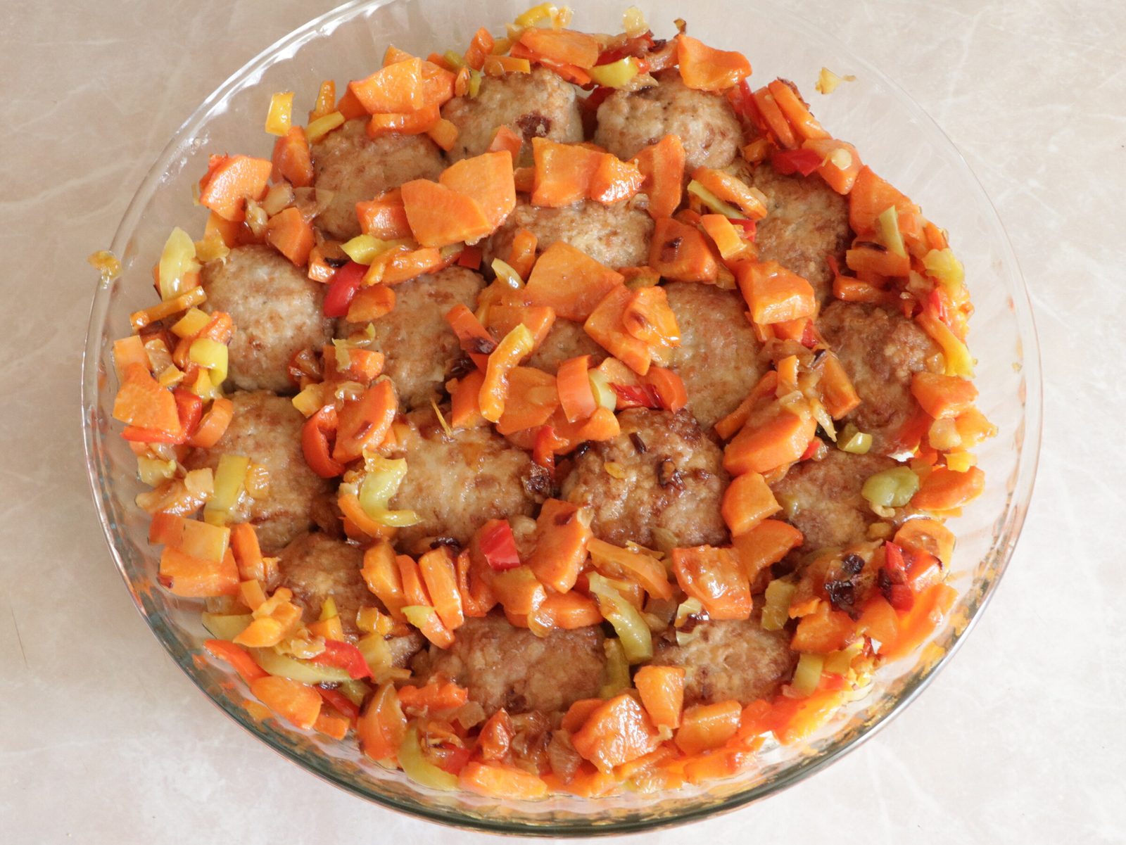Step 4. Mix everything well and form small balls. Meatballs with vegetables in tomato sauce