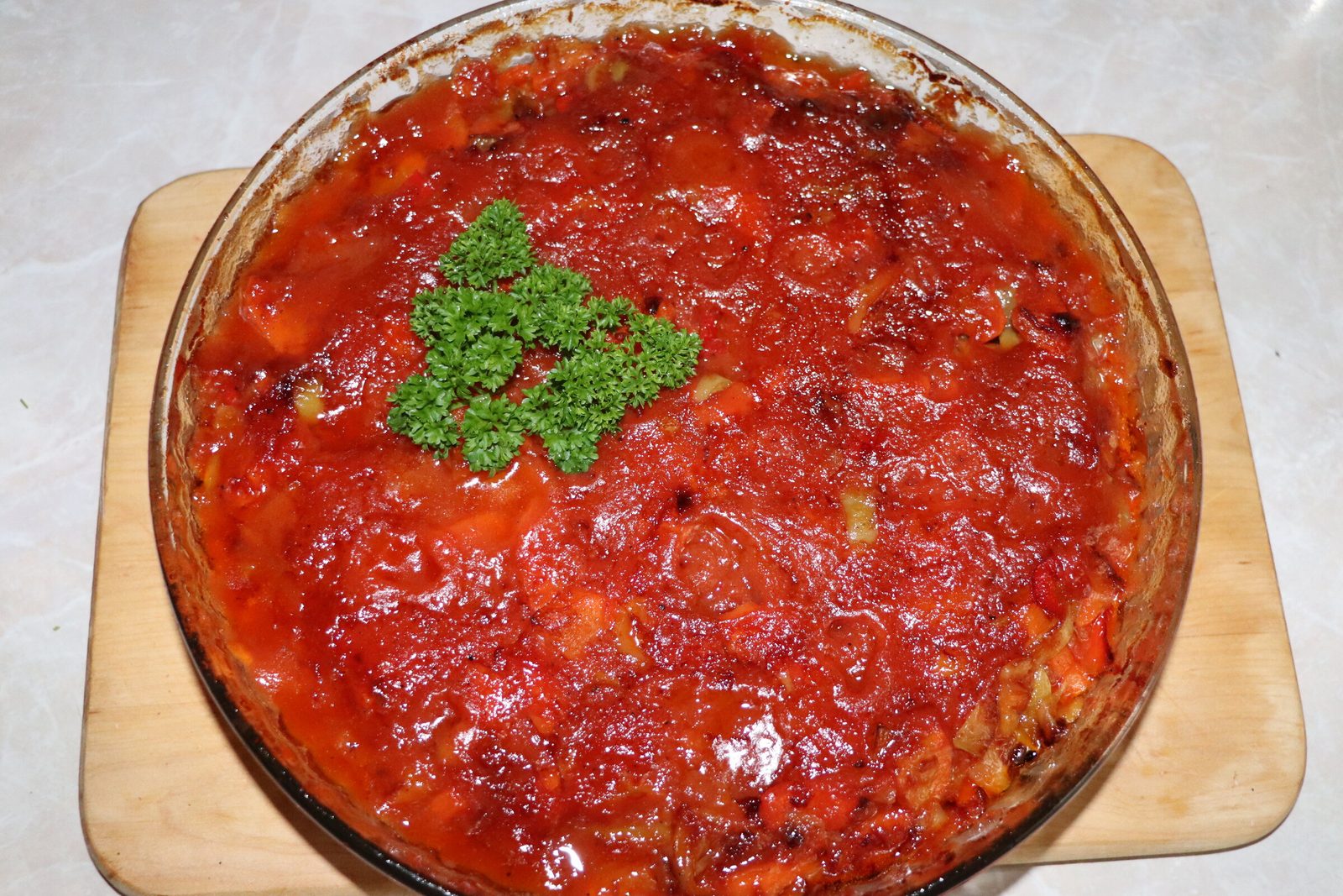 Step 5. Cooking vegetables. Meatballs with vegetables in tomato sauce