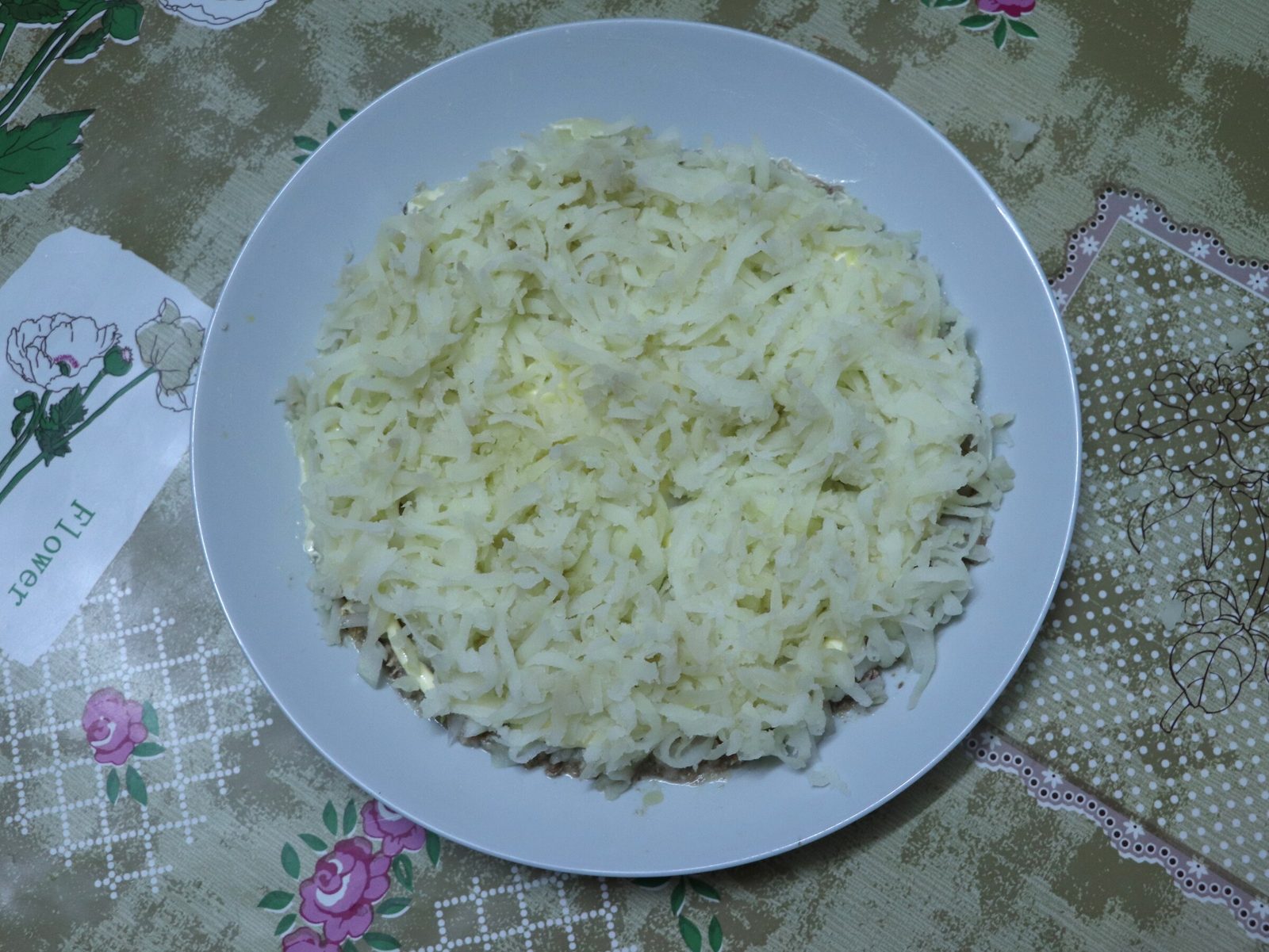 Step 4. Place pickled onions on top of the canned food and make a mesh of mayonnaise. Mimosa salad with tinned fish