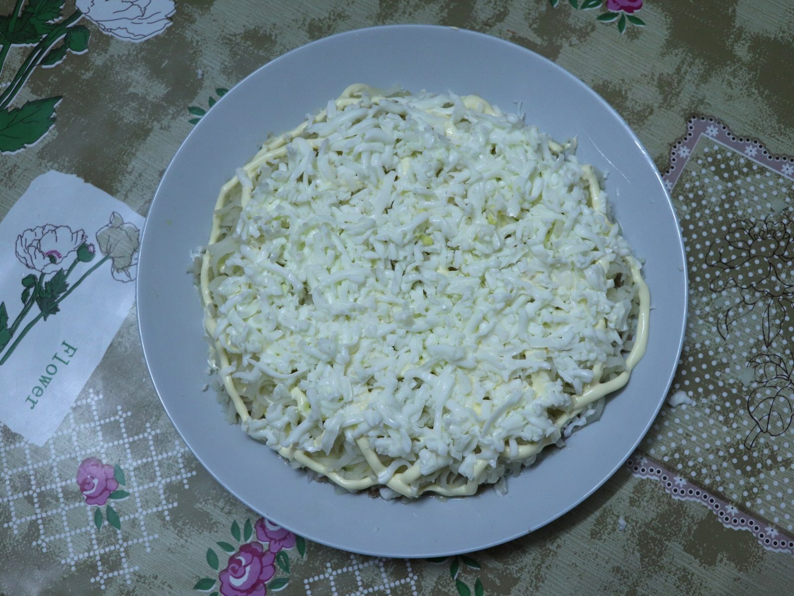 Step 5. Next, grate the boiled potatoes on a medium grater. Mimosa salad with tinned fish