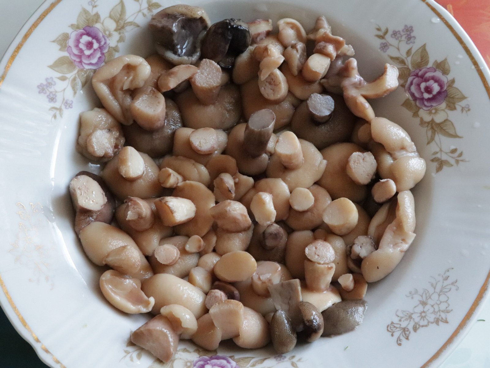 Step 3. Take a deep plate and place mushrooms on the bottom, caps down. Mushroom ‘stump’ salad