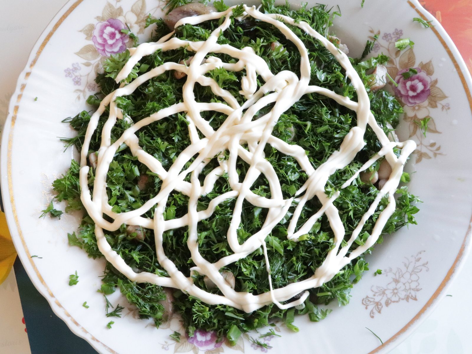 Step 4. Sprinkle with herbs on top. Mushroom ‘stump’ salad
