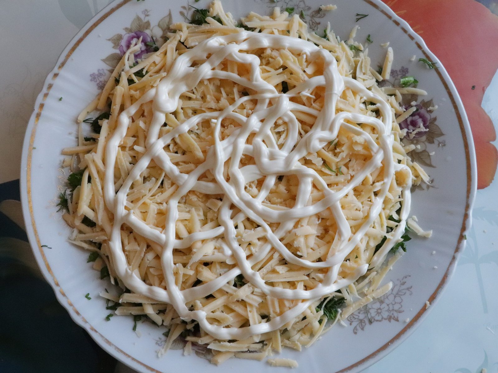 Step 5. Grate the cheese onto a medium grater and grease with mayonnaise. Mushroom ‘stump’ salad
