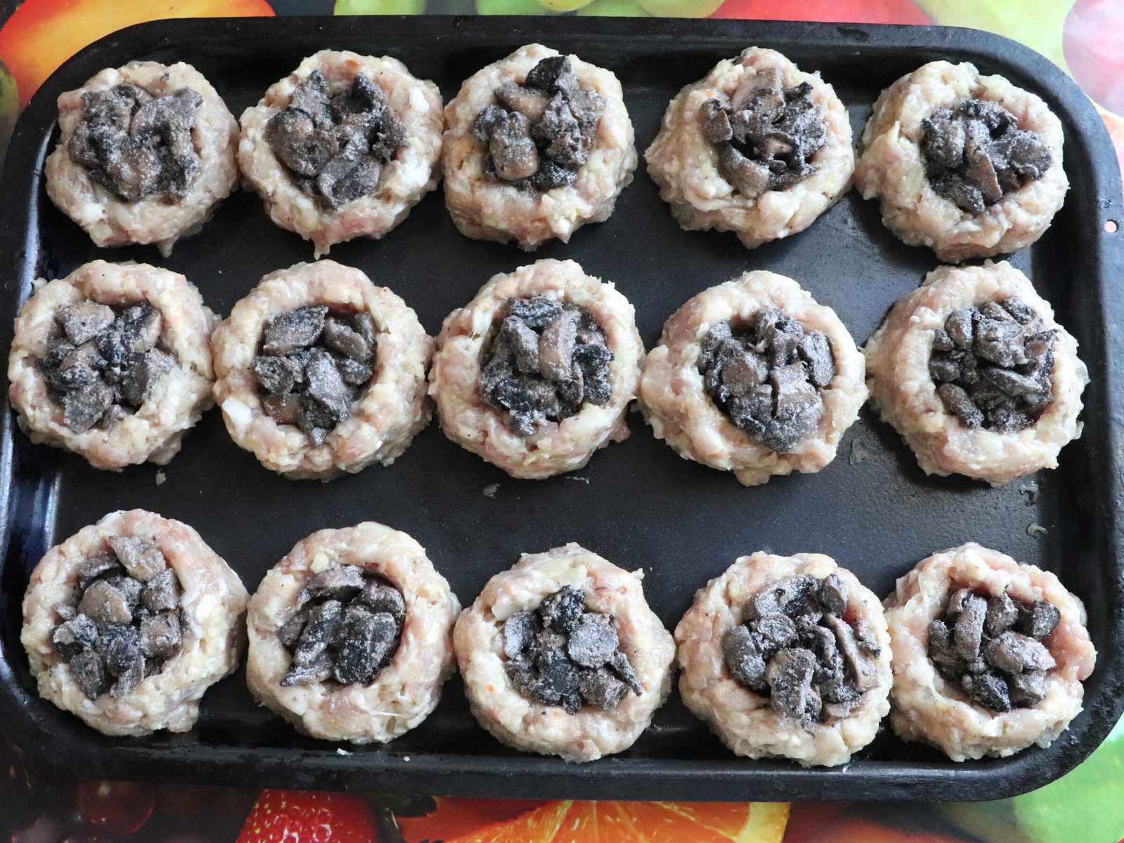 Step 3. Mushrooms need to be cut into cubes and fried with onions in vegetable oil. Mushroom tartlets