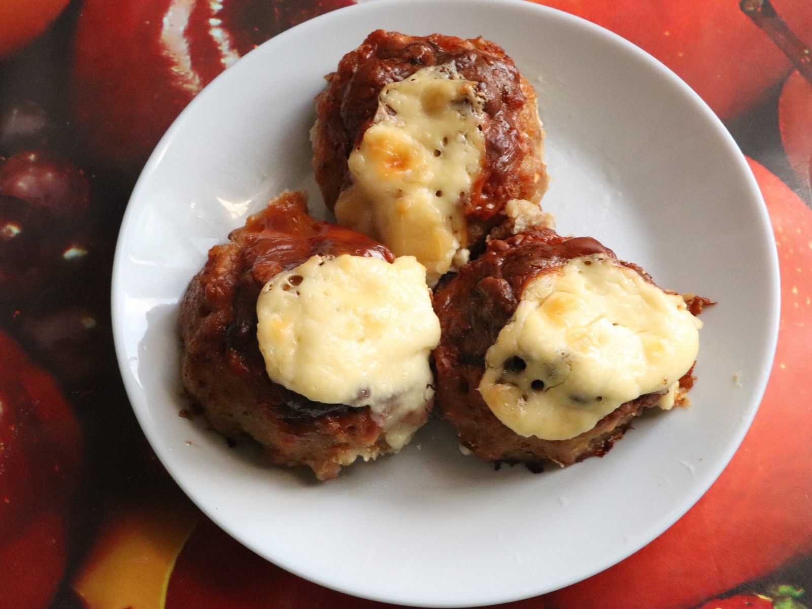 Step 5. Place fried mushrooms in the middle and top with hard cheese. Mushroom tartlets