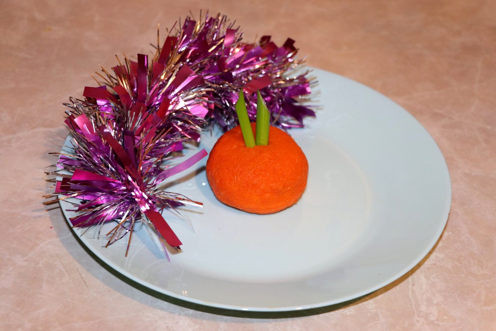 Step 8. Place a lettuce tangerine in the middle of the carrot circle and carefully wrap. New Year ‘clementine’ starters