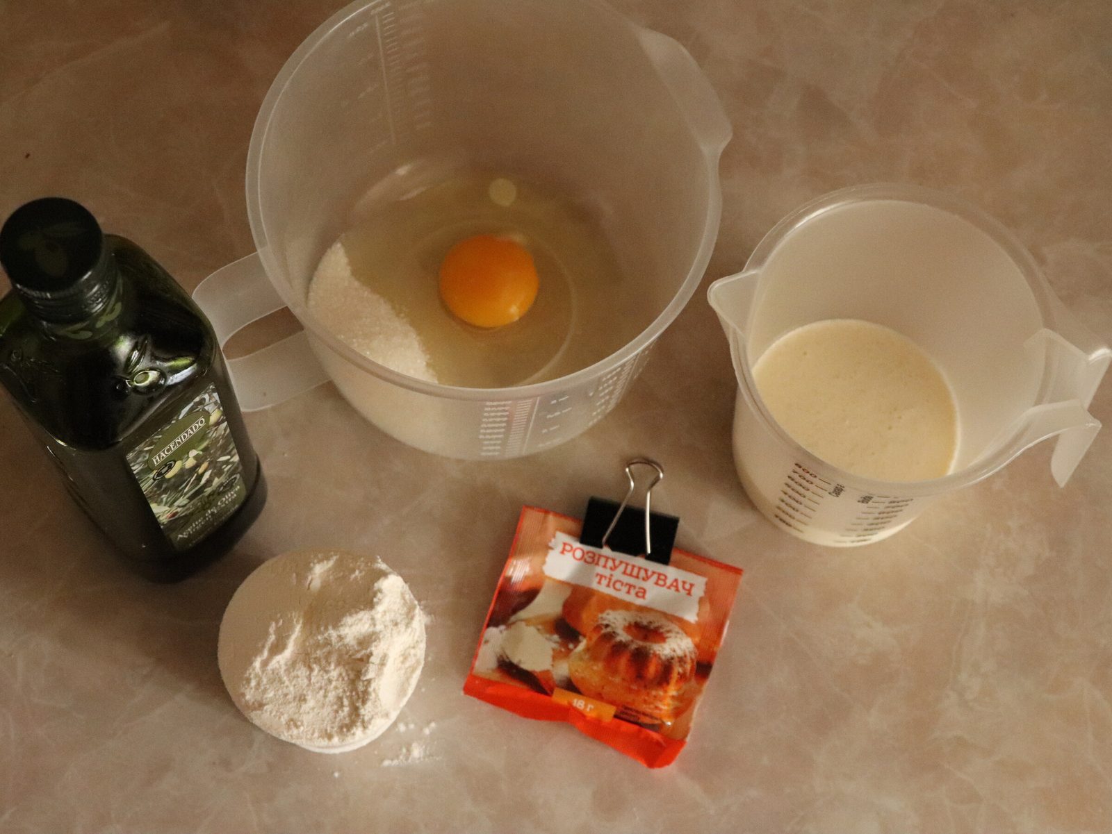 Step 2. First, beat the egg and sugar with a mixer at high speed until smooth. Pancakes (American-style)