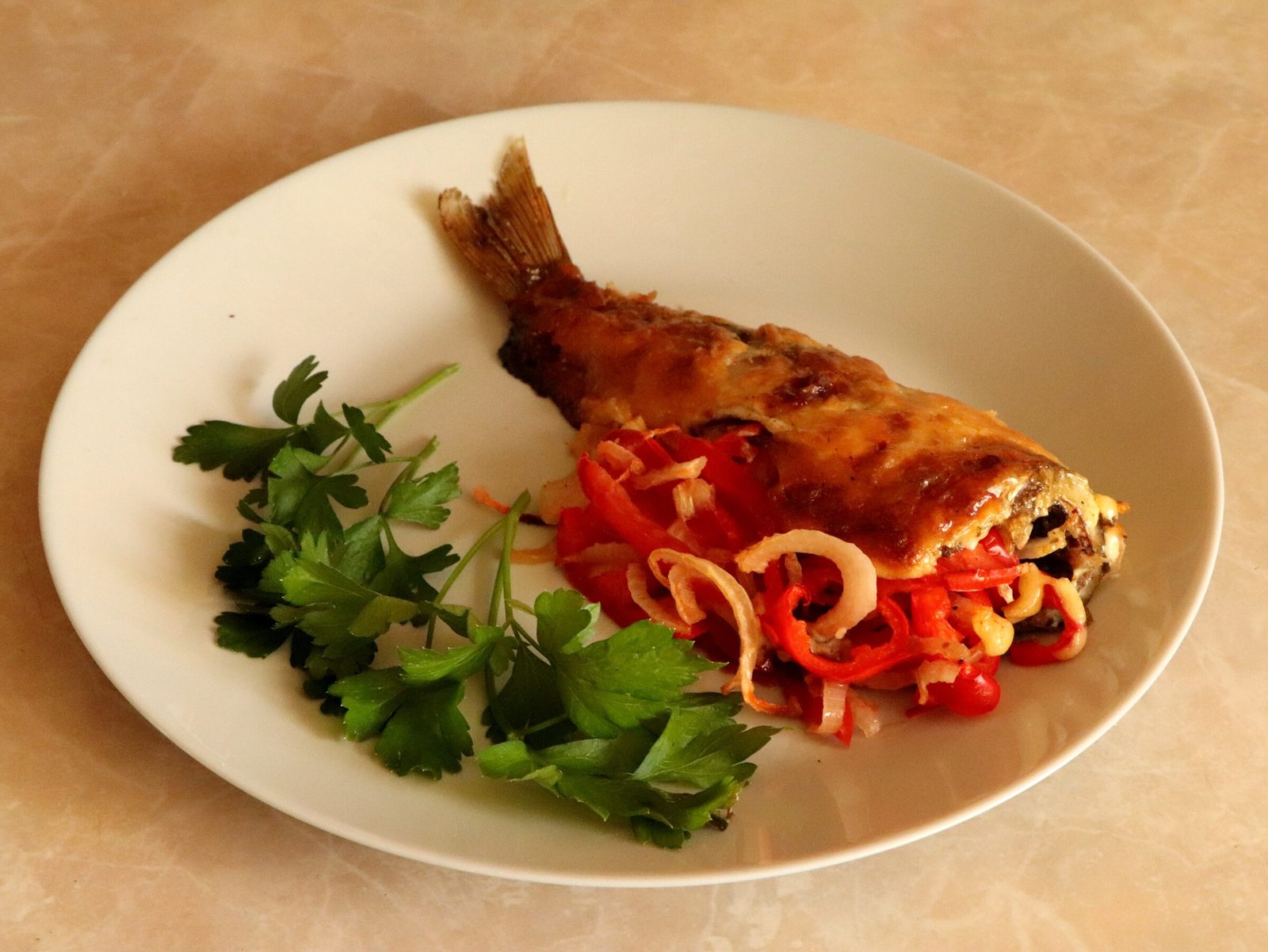 Pelengas baked with vegetables