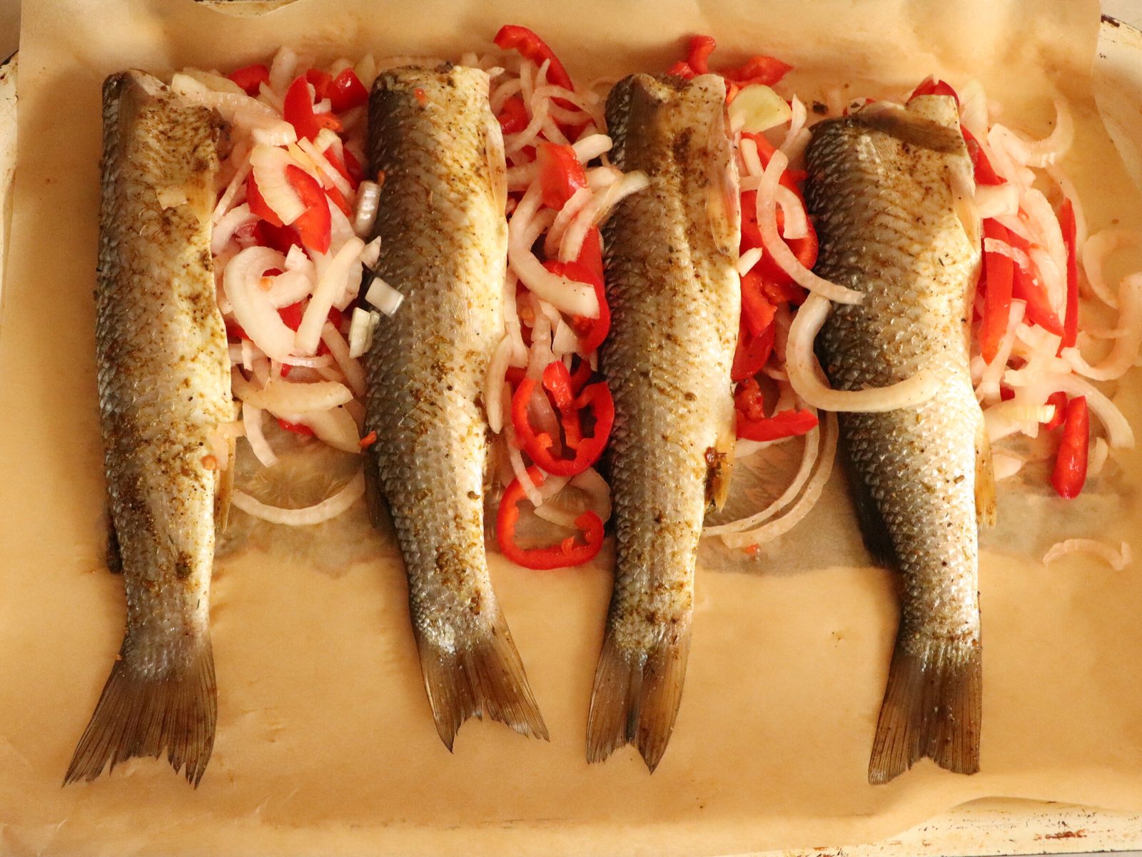 Step 2. With this filling, any fish in the oven will turn out delicious. Pelengas baked with vegetables