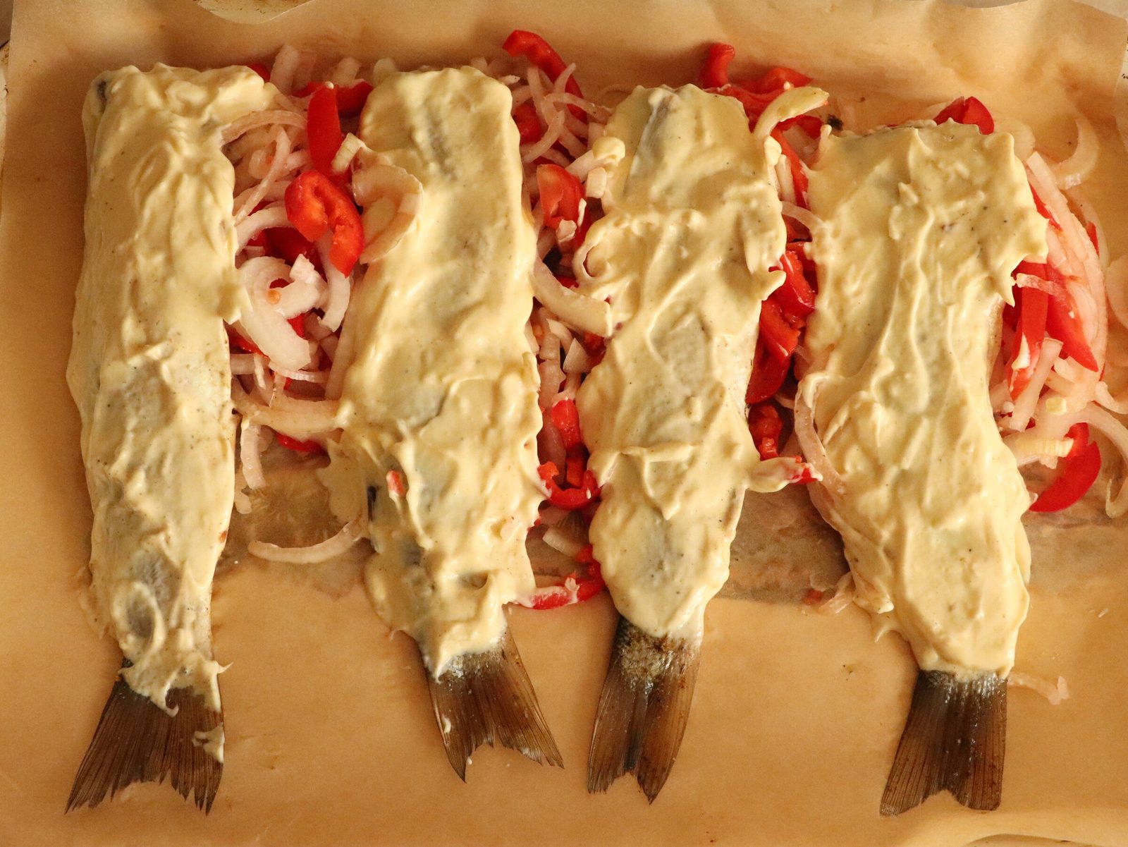 Step 3. Let's prepare the fish: peel it, take out the insides, cut off the head. Pelengas baked with vegetables