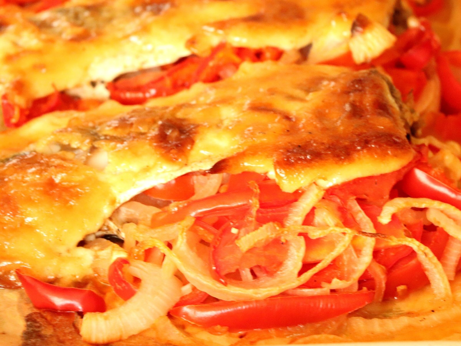 Step 4. Wash the vegetables and cut everything into strips, mix and stuff our fish with. Pelengas baked with vegetables
