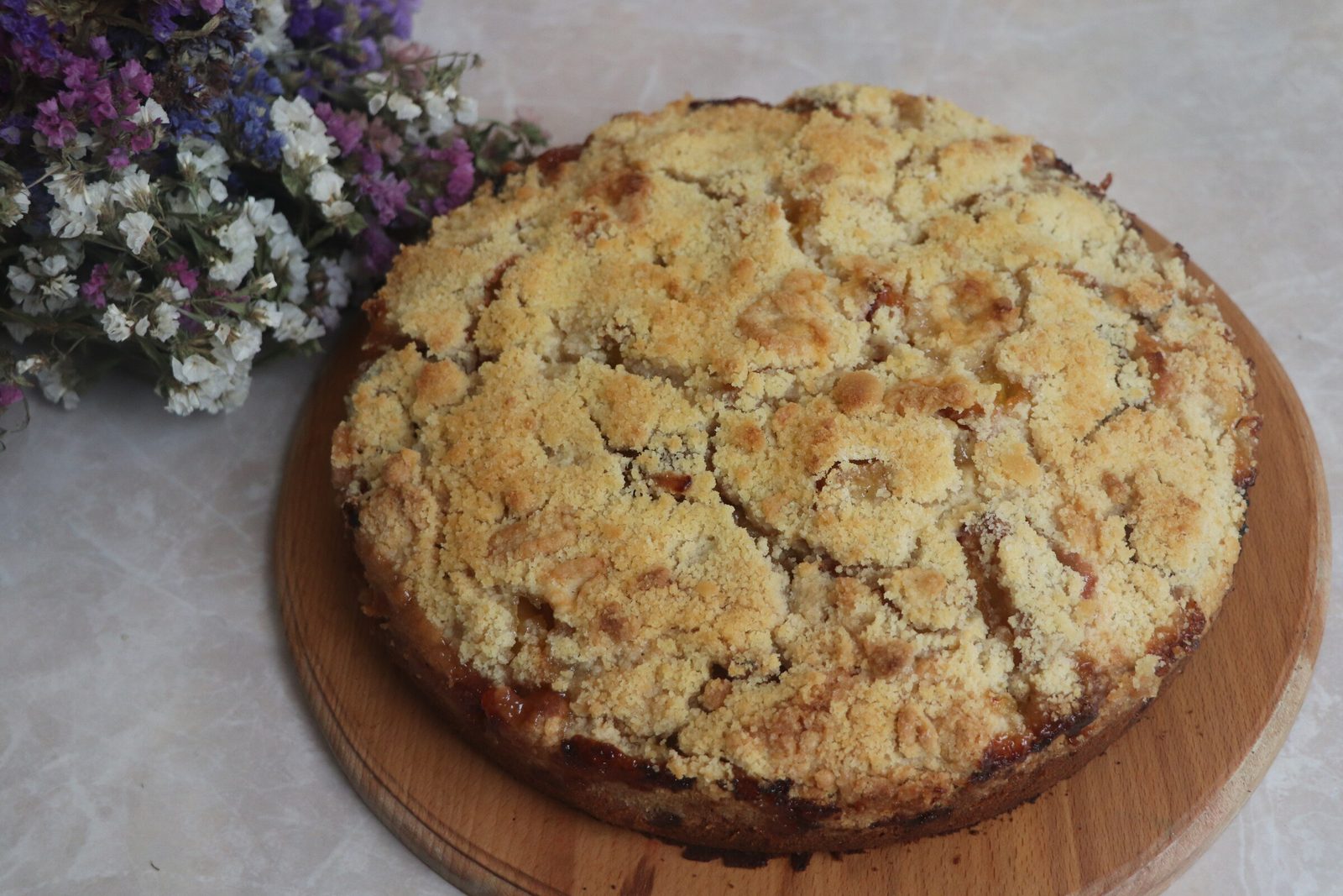 Plum cake with a crunchy streusel top