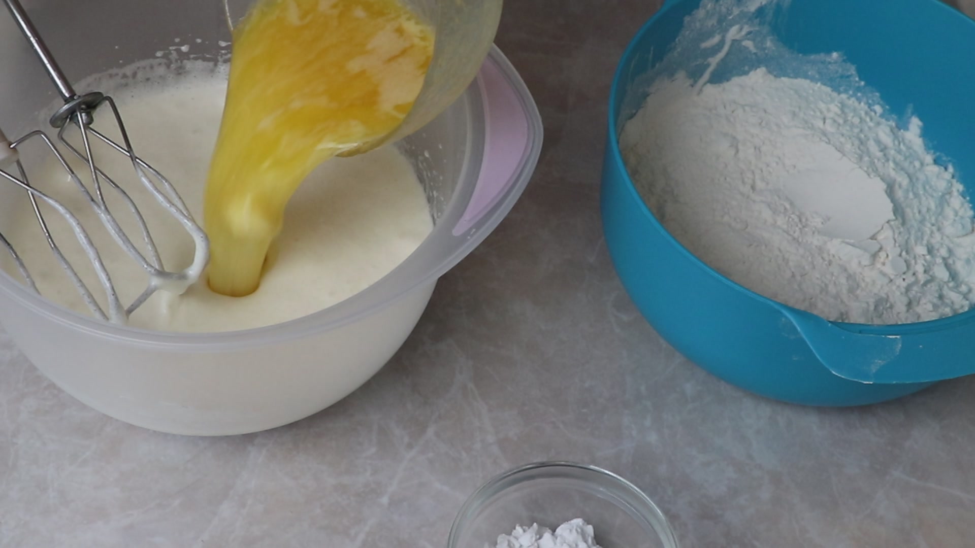 Step 2. Pour in the kefir and mix briefly with the mixer. Plum cake with a crunchy streusel top