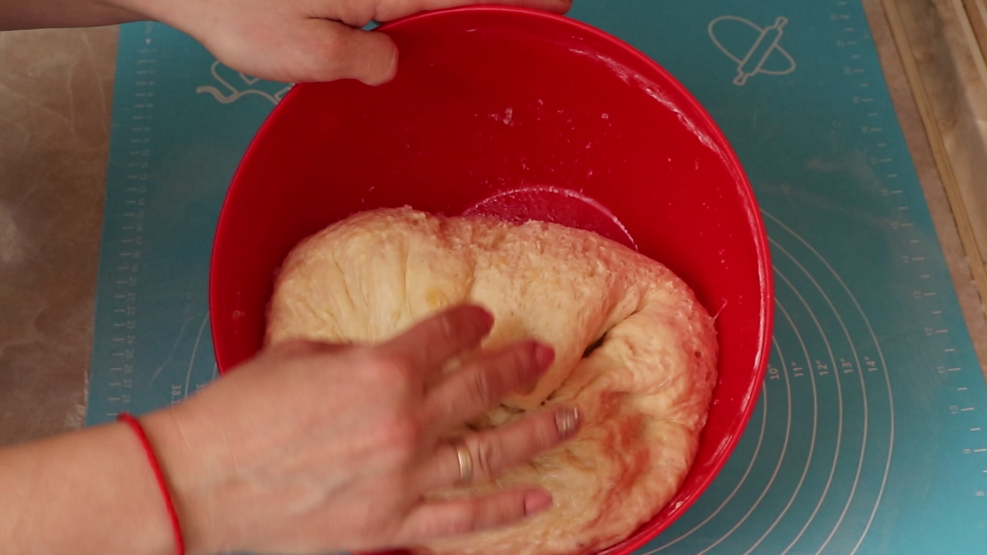 Step 4. Knock back the risen, airy dough, roll it into a sausage and divide into 4. Poppy-seed flower loaf on cloud-soft