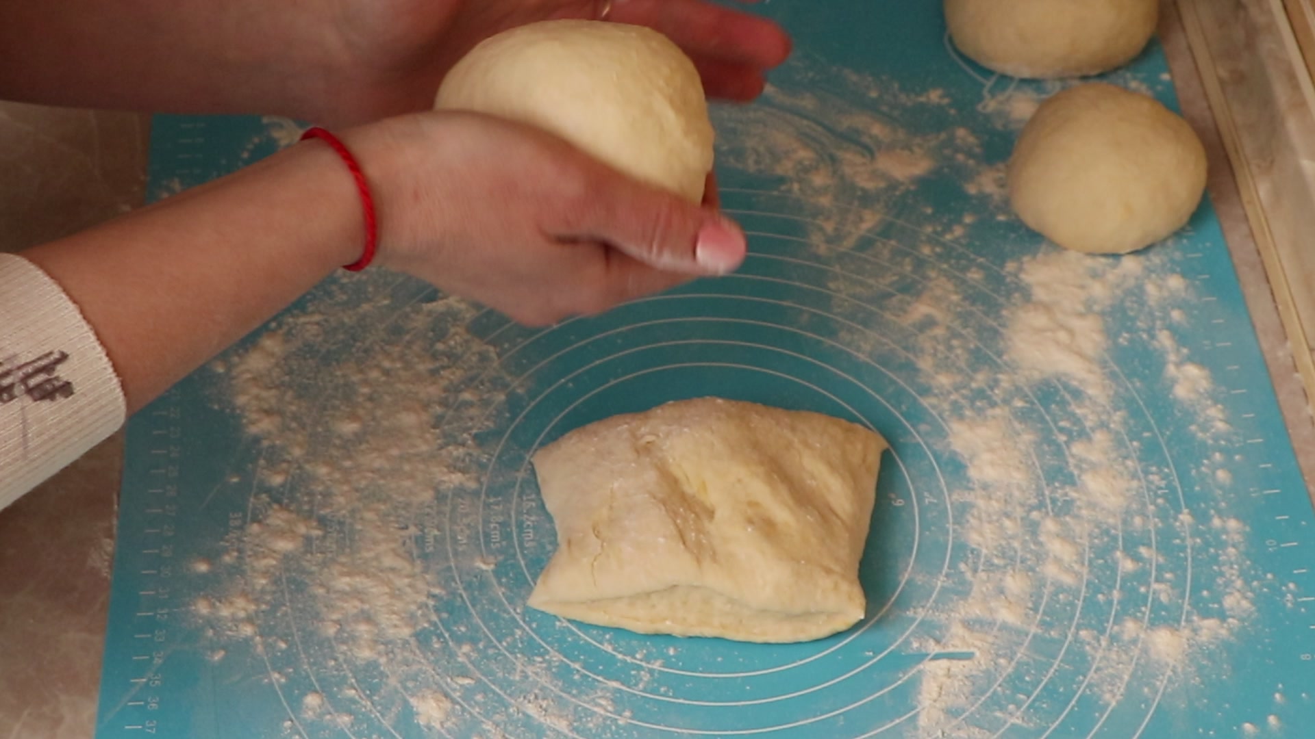 Step 5. Roll a ball into a circle about 26 cm across. Poppy-seed flower loaf on cloud-soft