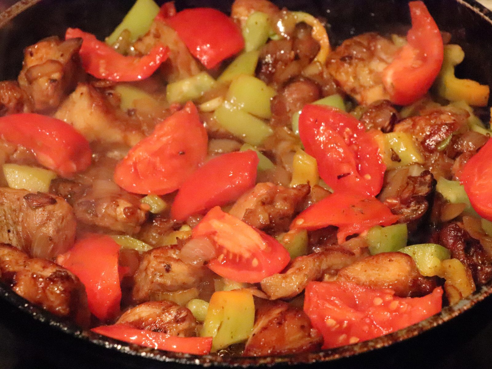 Step 3. Then we send the bell peppers cut into strips and tomatoes into slices. Pork goulash with peppers and tomatoes