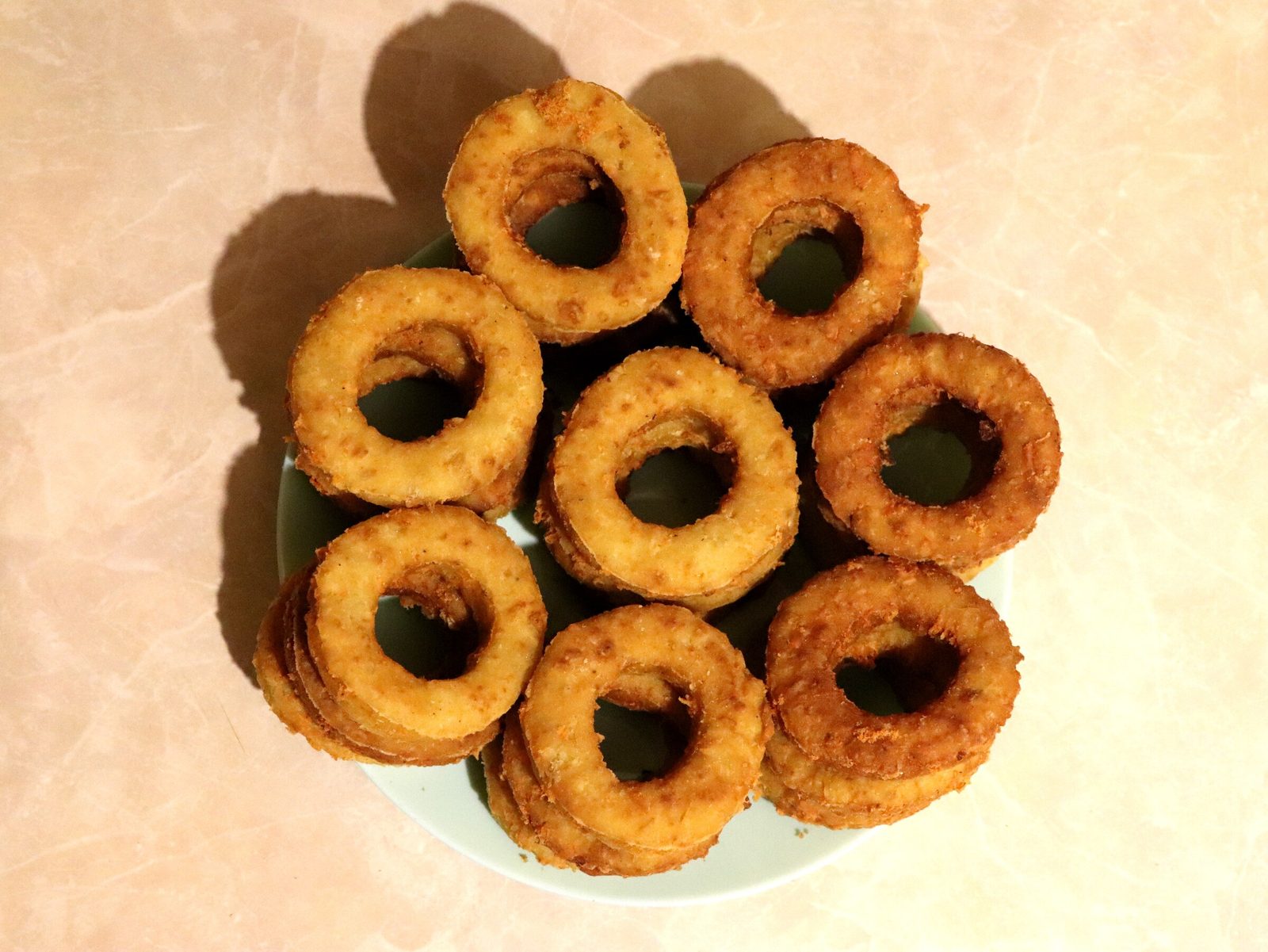 Step 4. Mix mashed potatoes with grated cheese, add kefir, egg and soda slaked with. Potato and cheese doughnuts