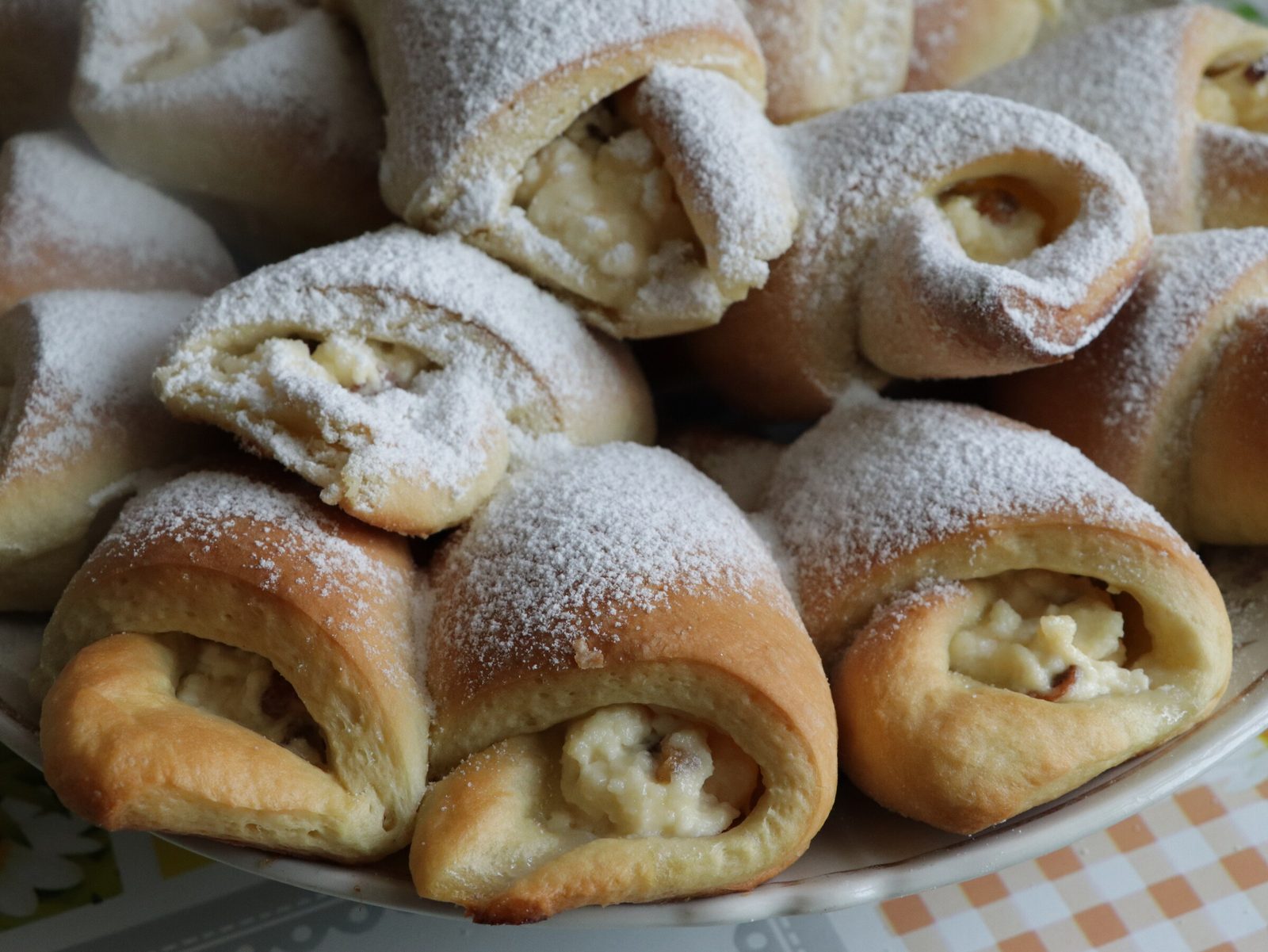 Quick curd-cheese croissants