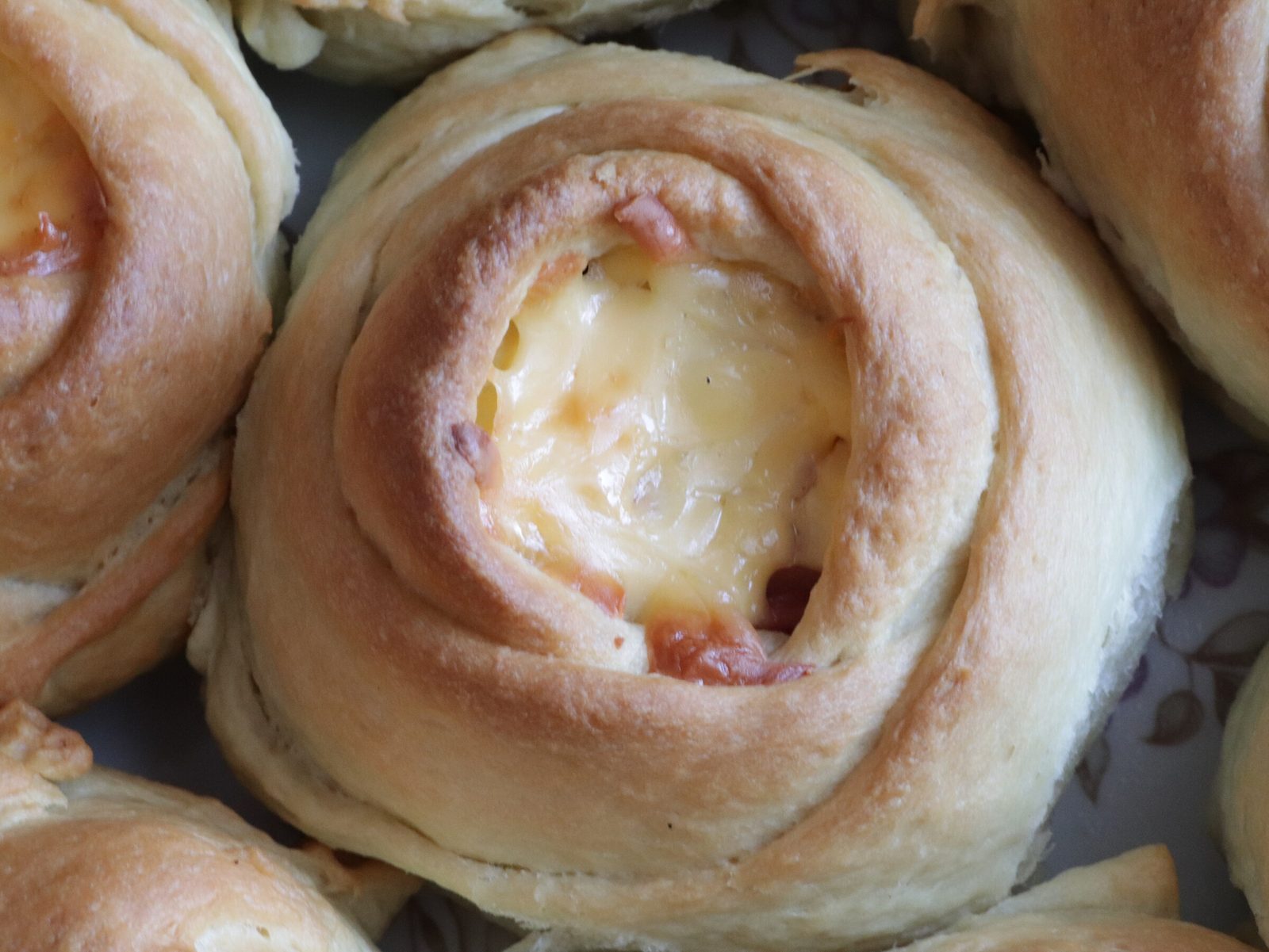Step 1. Smoked or boiled sausage - 300 g Cheese - 100 g. Quick sausage roses