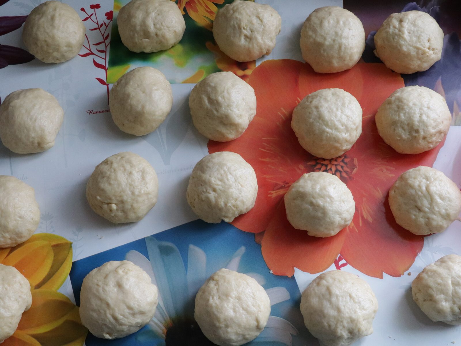Step 3. The yeast needs to be crushed and mixed with sugar. Quick sausage roses