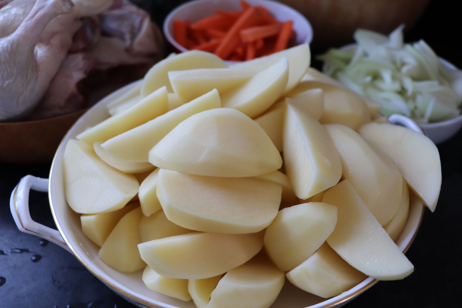Картофель, нарезанный крупными дольками