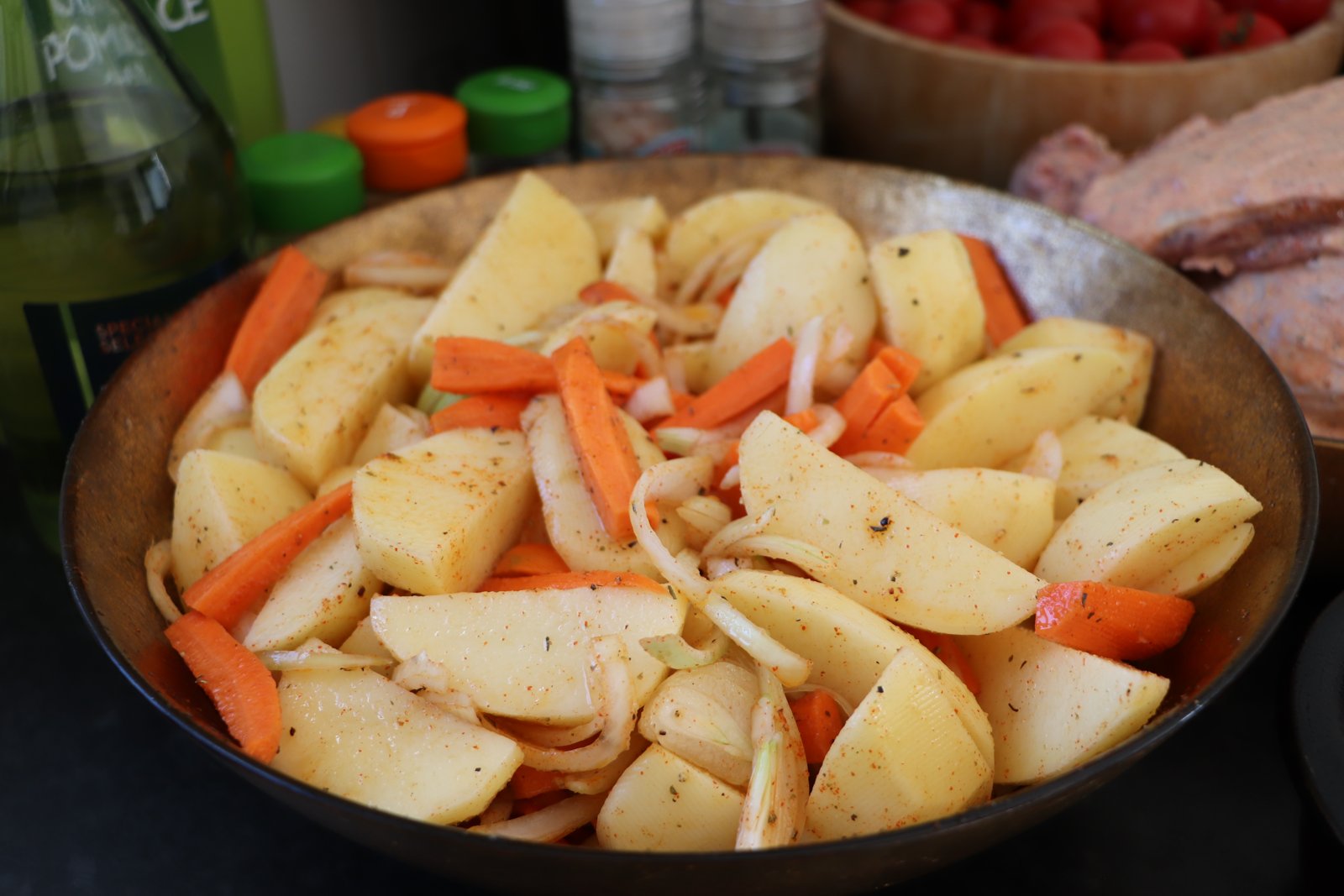 Картофель, морковь и лук, перемешанные со специями и маслом
