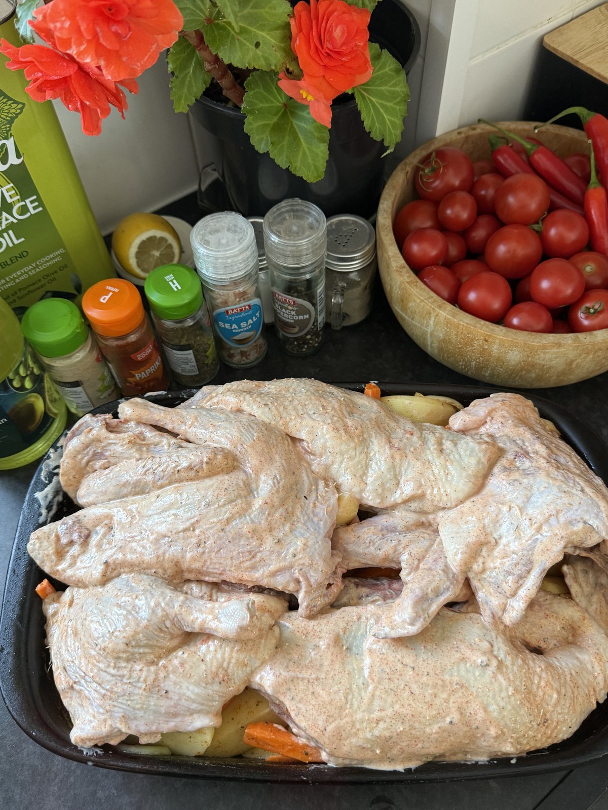 Куски утки уложены на овощи в жаропрочной форме