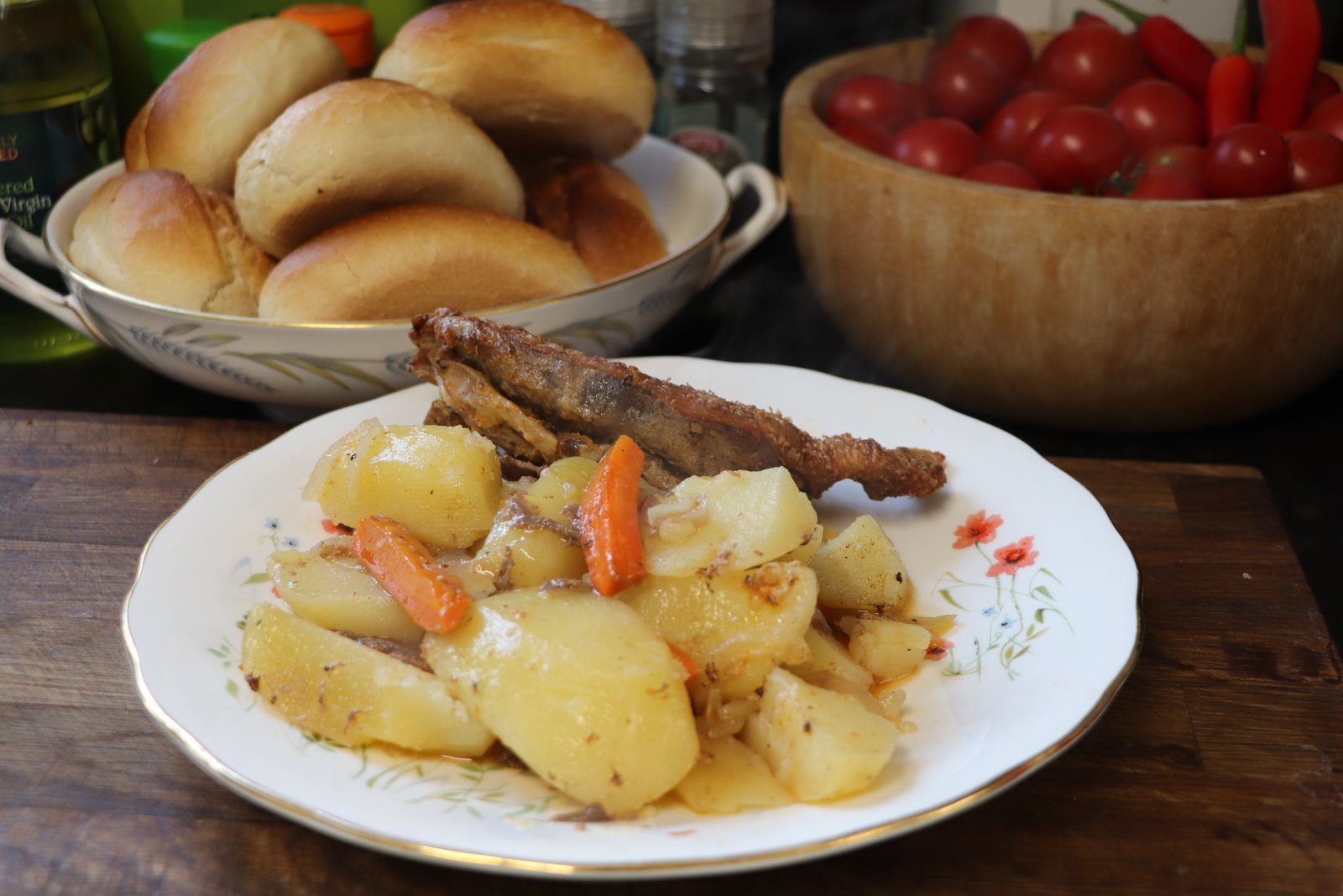 Порция утки с картофелем и морковью на тарелке