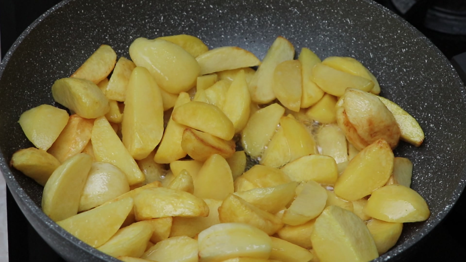 Step 2. We will fry the potatoes first. Roast potatoes that win everyone over