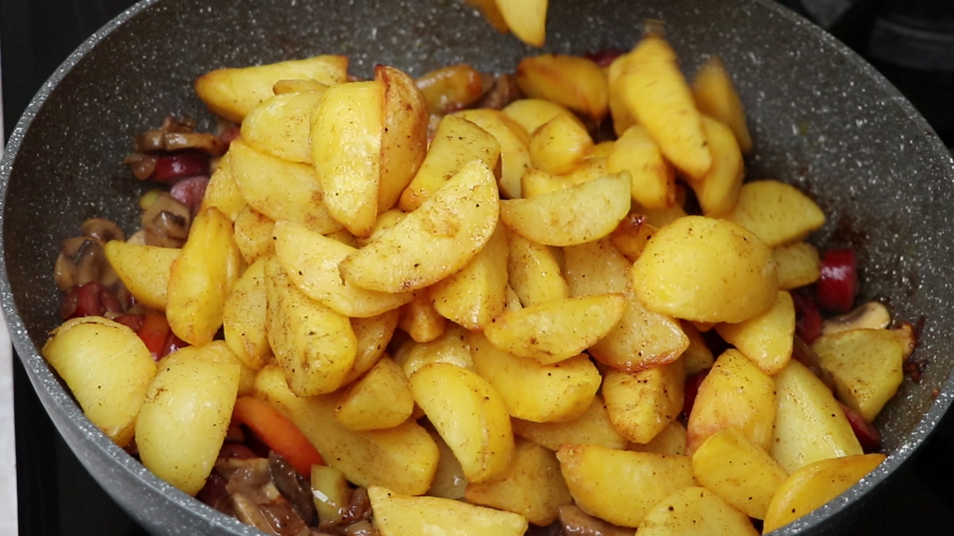 Step 8. Sprinkle the herbs on top, cover with a lid, reduce the heat to low and simmer. Roast potatoes that win everyone over