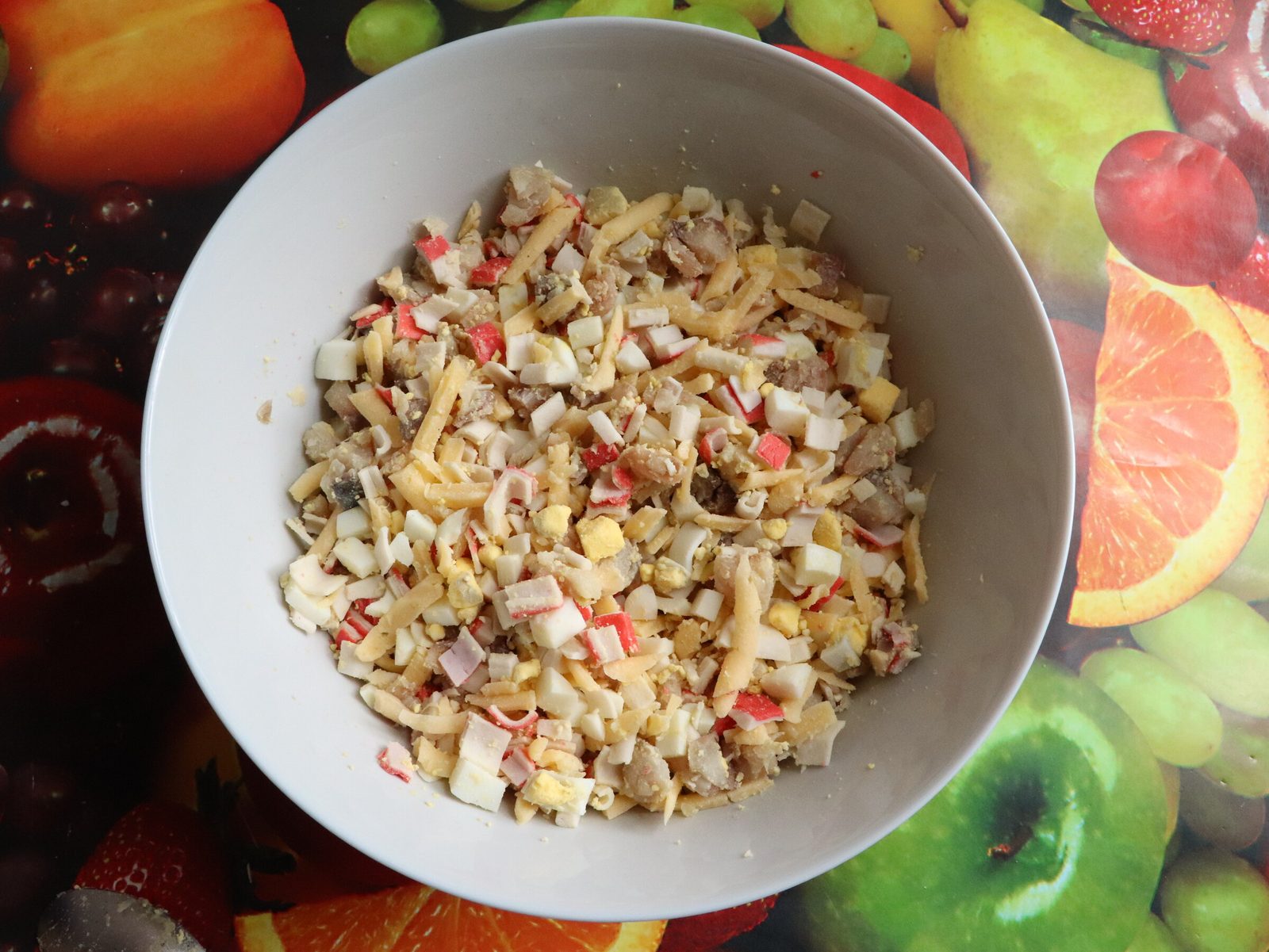 Step 2. Cut the fish, eggs and crab sticks into cubes, grate the cheese on a coarse. ‘Sea wonder’ fish salad