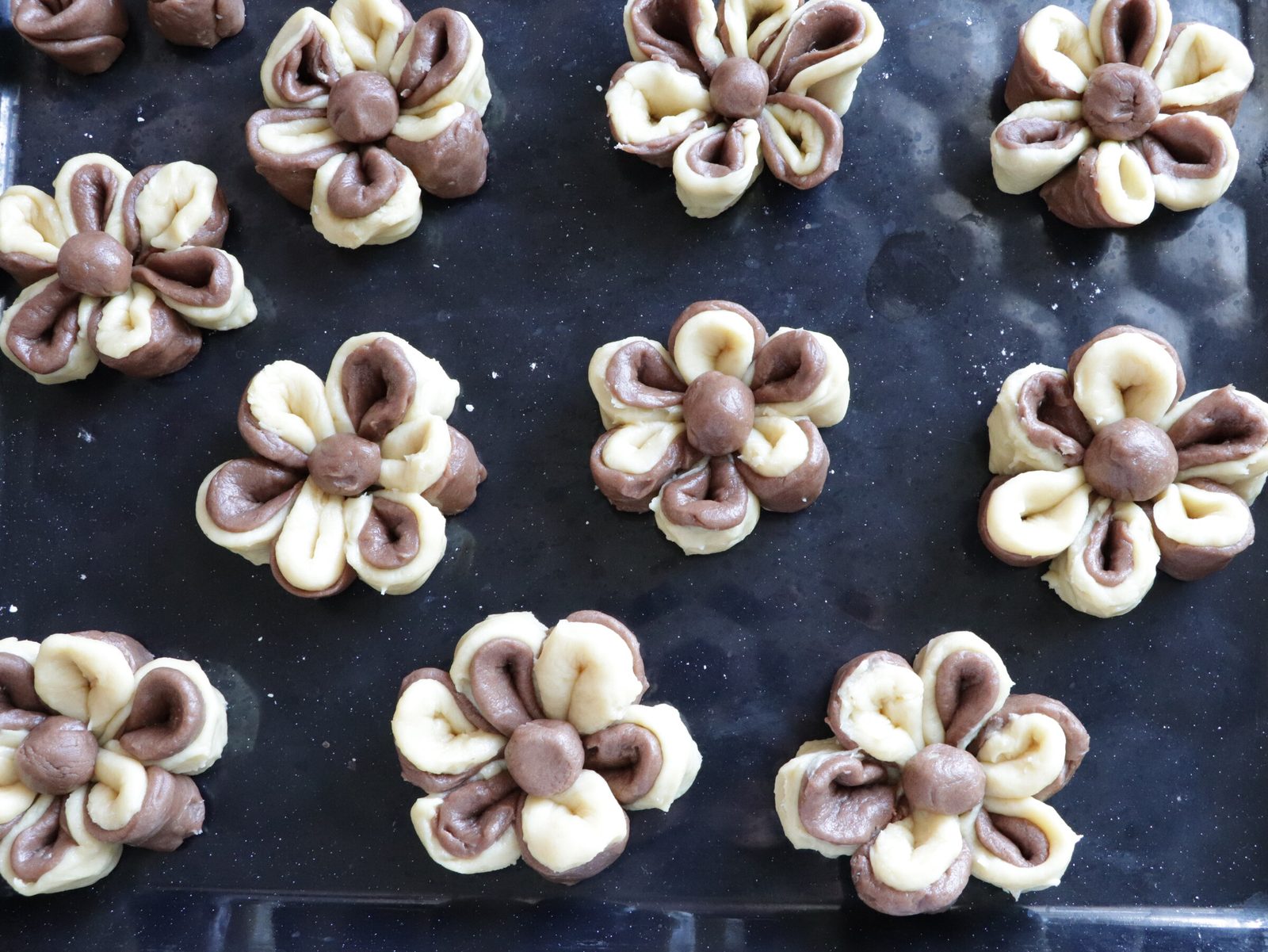 Step 4. Wrap both doughs in cling film and place in the refrigerator for 2 hours. Shortcrust ‘daisies’