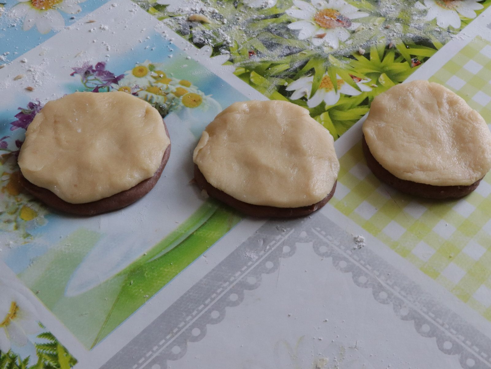 Step 6. One semicircle is a flower petal. Shortcrust ‘daisies’