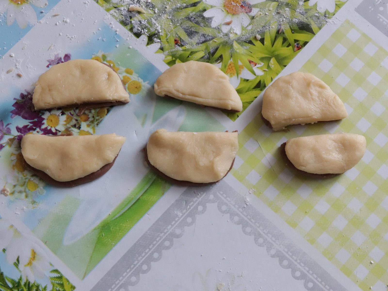 Step 7. Place the biscuits on a baking tray and bake at 175°C with top and bottom heat. Shortcrust ‘daisies’
