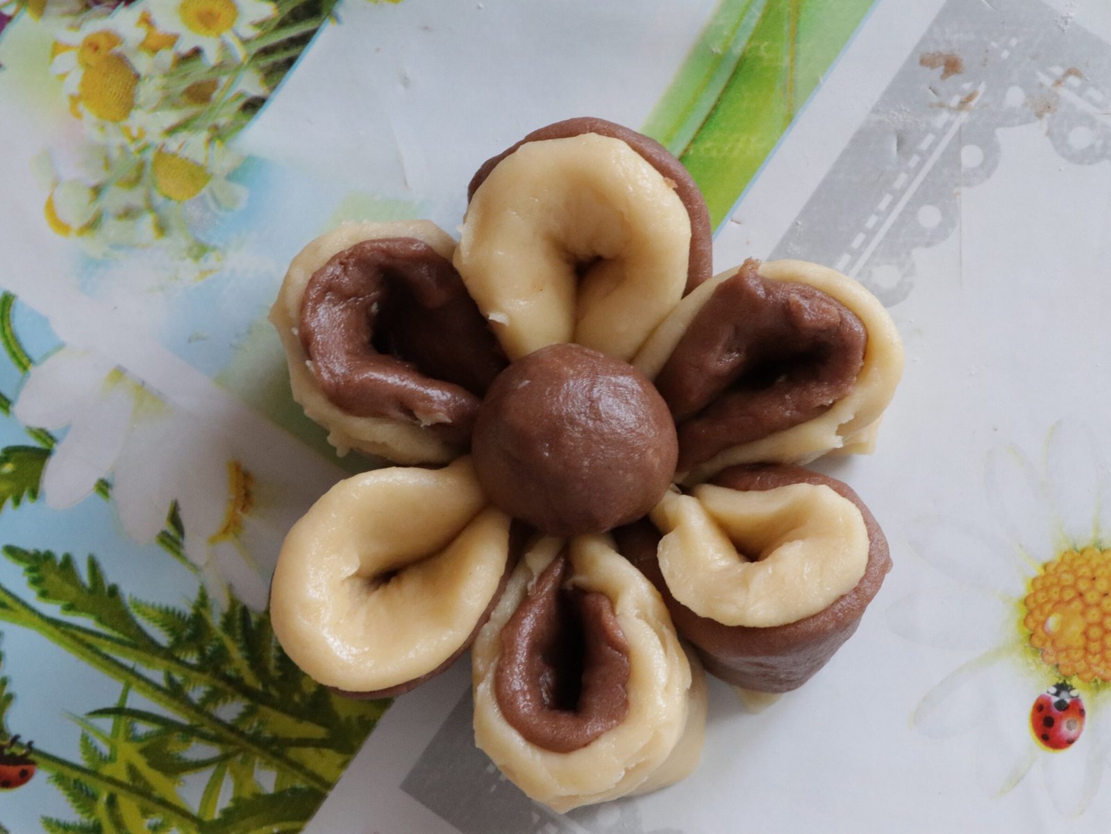 Step 8. You can decorate this dough as you wish - only your imagination. Shortcrust ‘daisies’