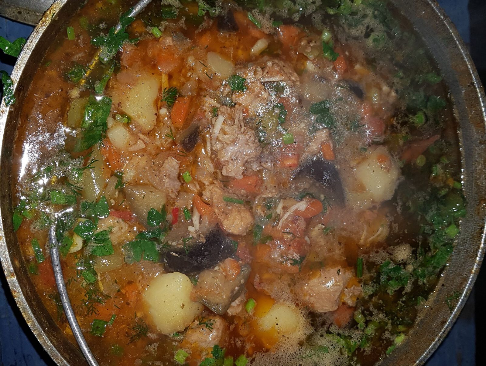 Step 6. Add water to the cauldron; if it is possible to boil it first, it is better to. Shulum (hearty meat soup)