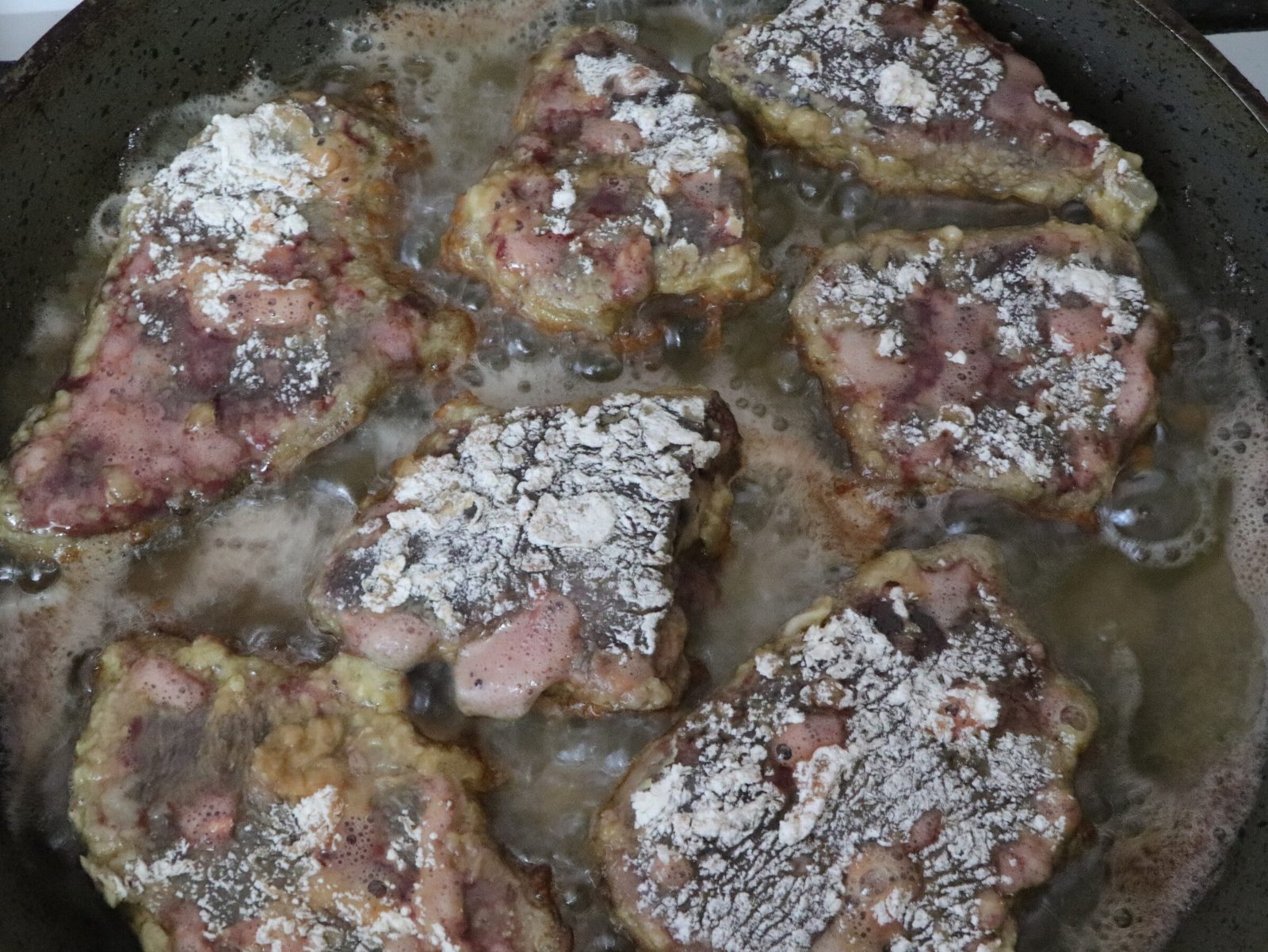 Step 3. Beat 1 egg with a fork with 1 level teaspoon of salt, add a spoonful of sugar. Soft beef liver in pieces