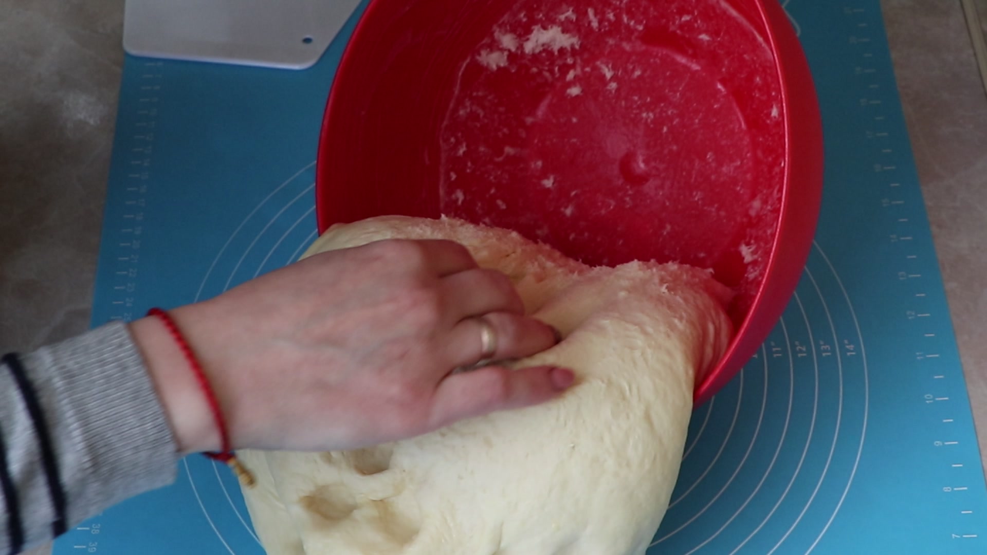 Step 4. When the dough has increased in volume, knead it with your hands and divide it. Soft poppy-seed rolls
