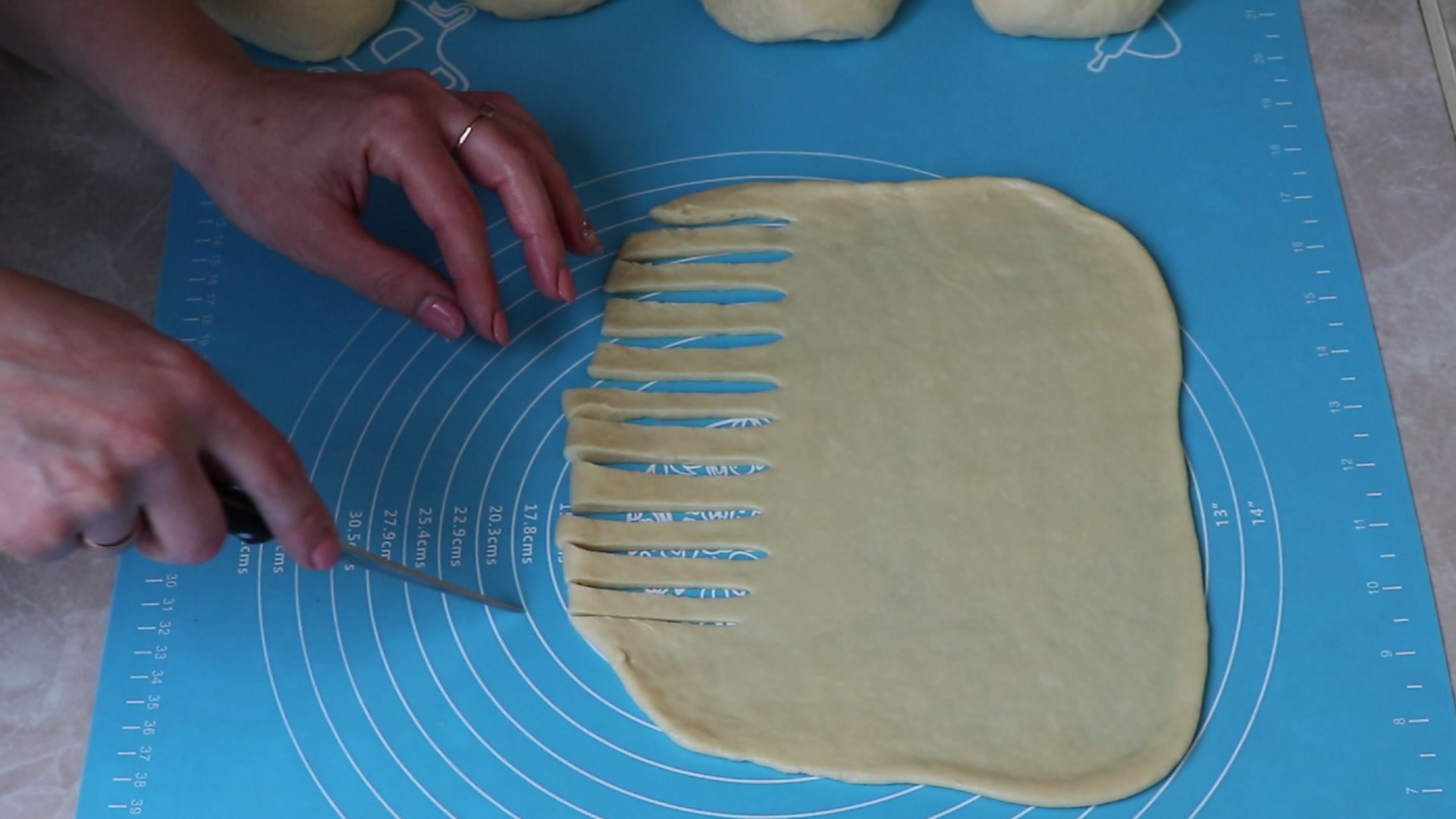 Step 5. Roll out the ball into a rectangular layer no more than 5 mm thick. Soft poppy-seed rolls