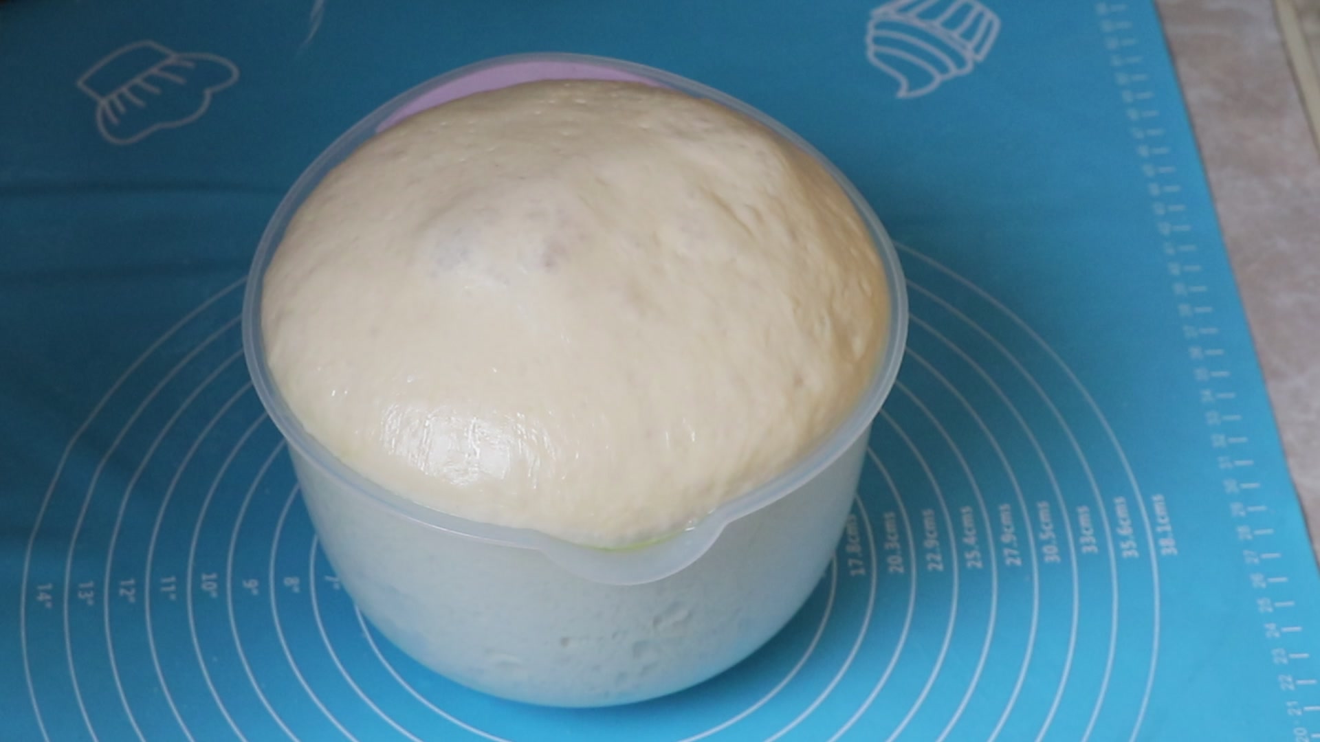 Step 2. We start preparing the dough by preparing all the ingredients. Soft rolls for sandwiches
