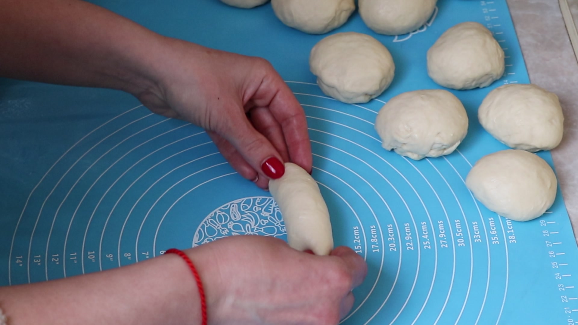 Step 6. Place the risen dough on a surface greased with vegetable oil and knead well. Soft rolls for sandwiches